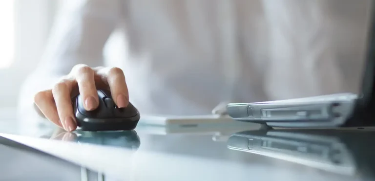 Woman clicking on packout Google Ads